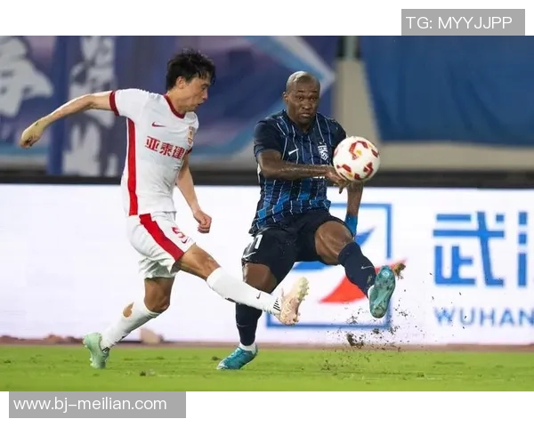 韦世豪精彩助攻助力武汉三镇赢得关键比赛展现出色团队配合能力